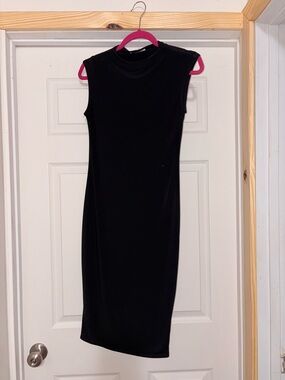 Sleek Black Sleeveless Midi Dress
